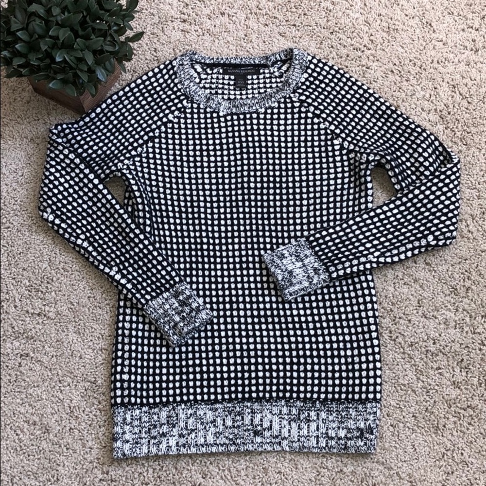 XXSP Black & White Banana Republic Sweater🧣